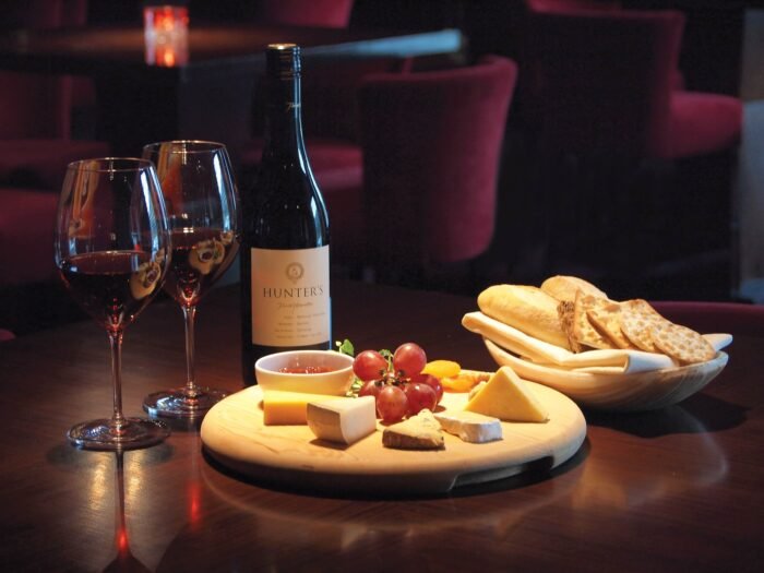 vinhos e queijo são uma combinação ideal para sua noite romântica