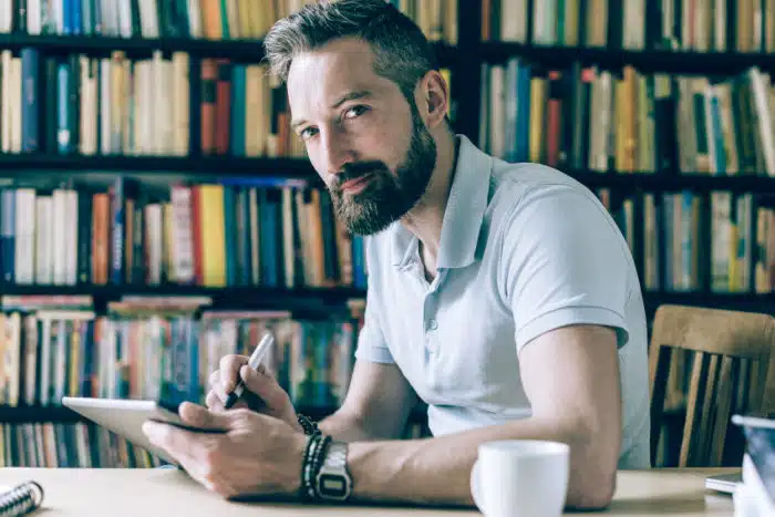 O Shorter long ubiquitous beard, ou o lenhador comportado, é uma das Tendências para barba 2018 mais fortes