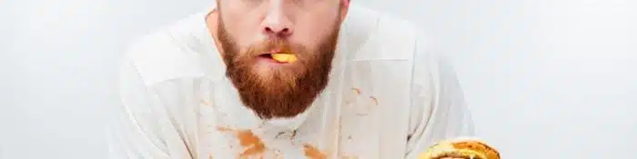 Comer e beber demais é um dos Excessos de fim de ano mais comuns