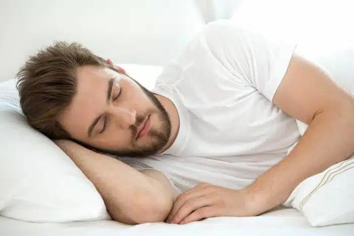 Dormir com o cabelo molhado com certeza terá uma Queda de Cabelo expressiva