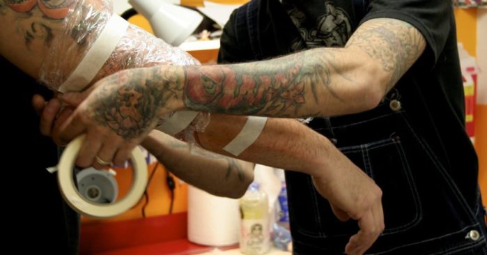A pele recém tatuada precisa manter-se bem protegida