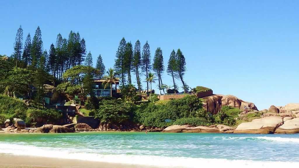 A praia da joaquina representa uma das Praias Brasileiras mais conhecidas do Sul