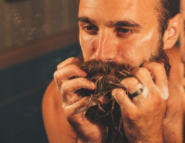 Lave a barba todo dia para evitar que a Água do Mar o prejudique
