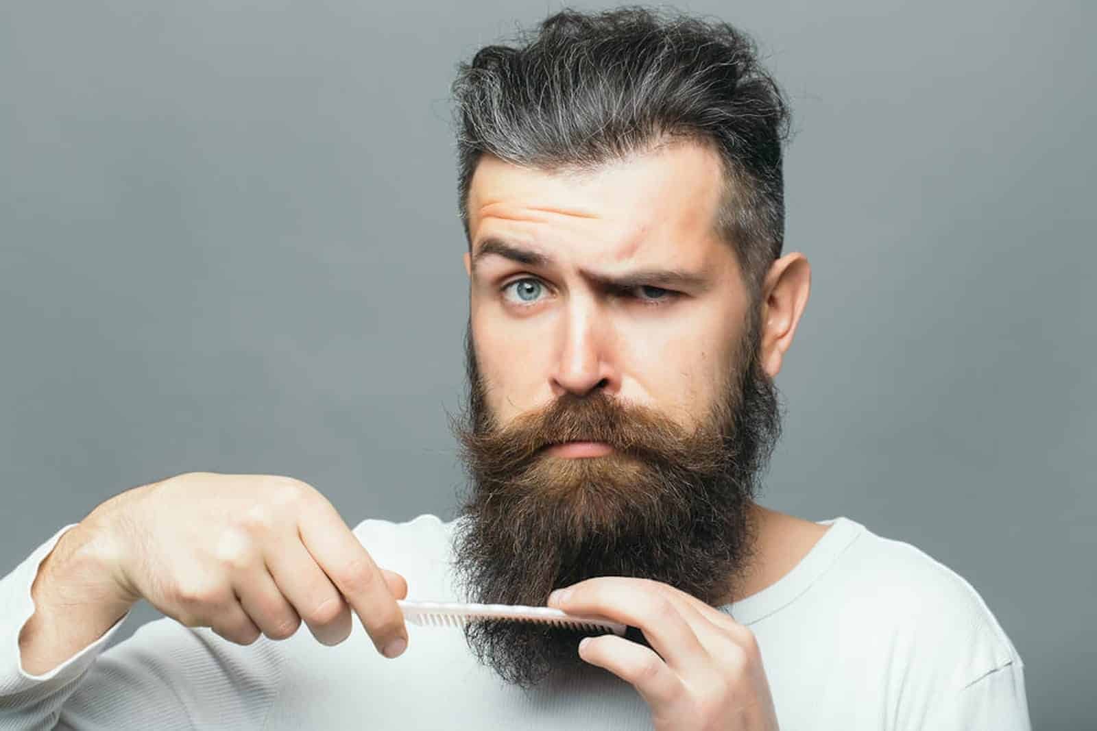 Aplique o óleo para barba com cuidado na Barba volumosa