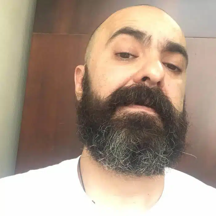 O 1 ano de barba é o perfil do criador da Beard Brotherhood, dedicado a mostrar a barba em crescimento por 1 ano