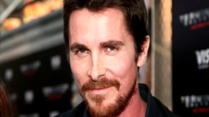 A Barba melhora muito a aparência, inclusive o bico do Christian Bale