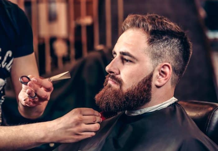 Como deixar sua barba impecável? O barbeiro ajuda muito