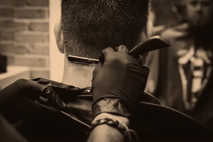 O corte de cabelo também pode se esperar de uma barbearia