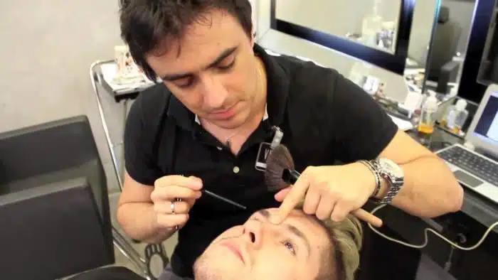 Design de sobrancelha é meio difícil de esperar de uma barbearia, mas pode rolar