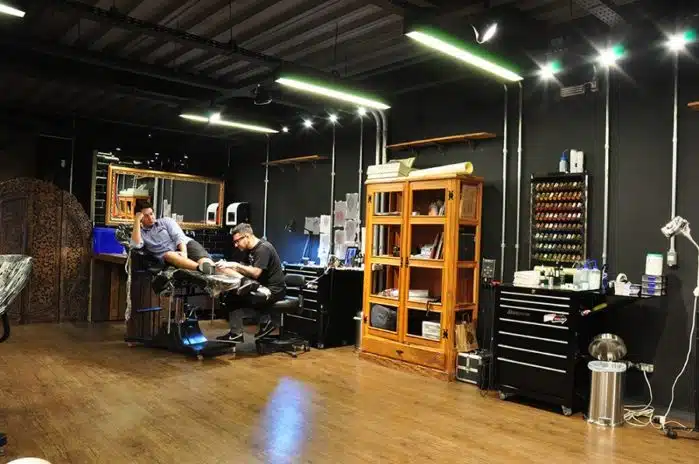 Tattoos são algo a se esperar de uma barbearia moderna