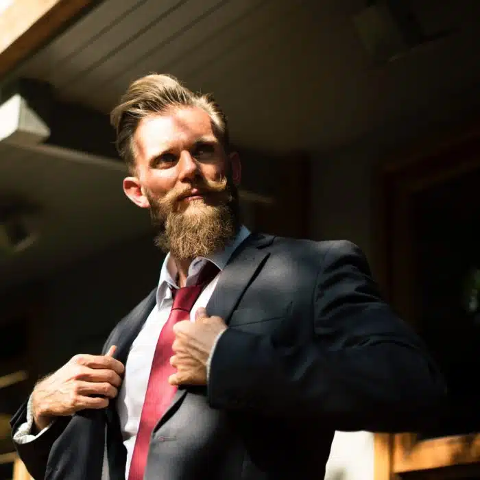 Se preocupe com o caimento das roupas para Ficar mais bonito com a barba