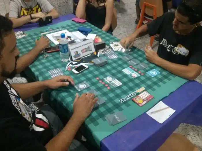 Um jogatina em amigos é um dos Hobbies para Homens