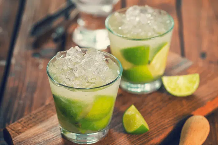 Caipirinhas são boas Bebidas para sempre ter e fazer em casa