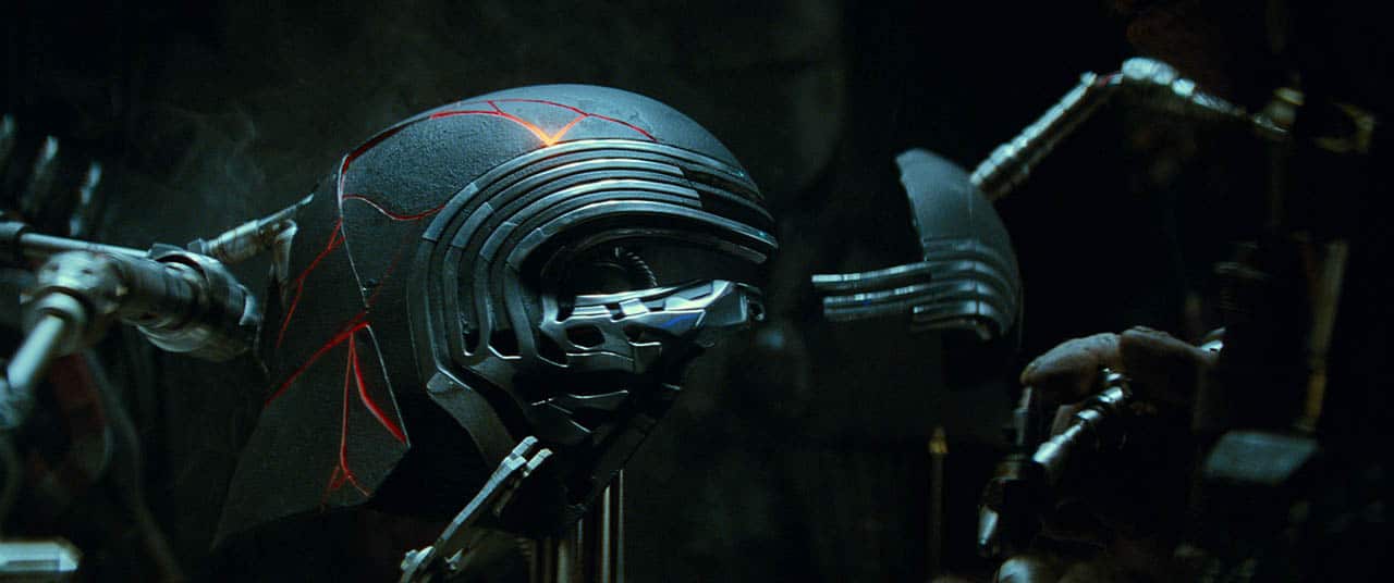 Kylo Ren's restaura capacete em STAR WARS: THE RISE OF SKYWALKER.