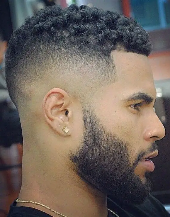 Corte de cabelo masculino curto com caracóis no topo