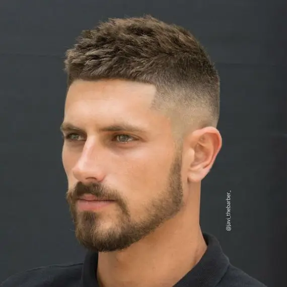 Corte de cabelo com frente desenhada