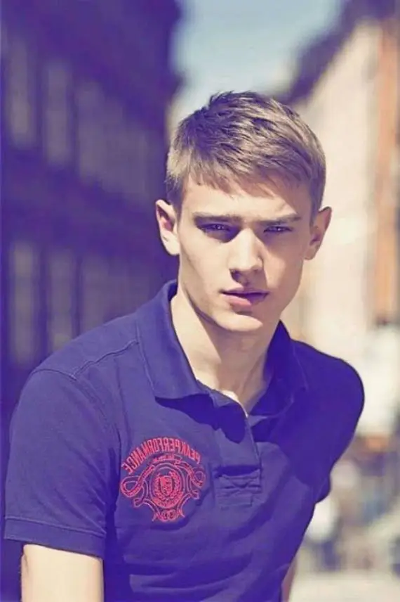 Corte de cabelo masculino curto com franja