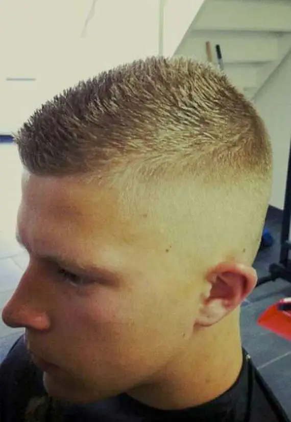 Corte de cabelo masculino com pegada militar