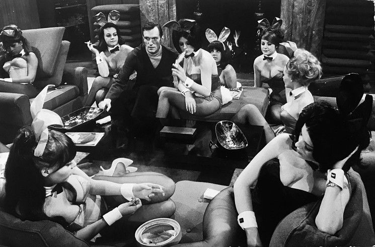 Imagens da mansão Playboy que, ao longo dos anos, foi se tornando reality em transmissões na televisão americana.