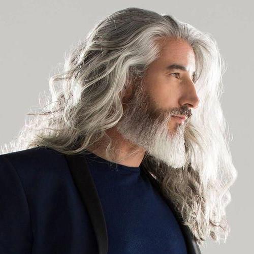 Homem com cabelo longo e branco