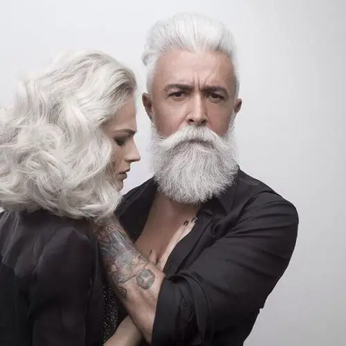 Casal com cabelo branco