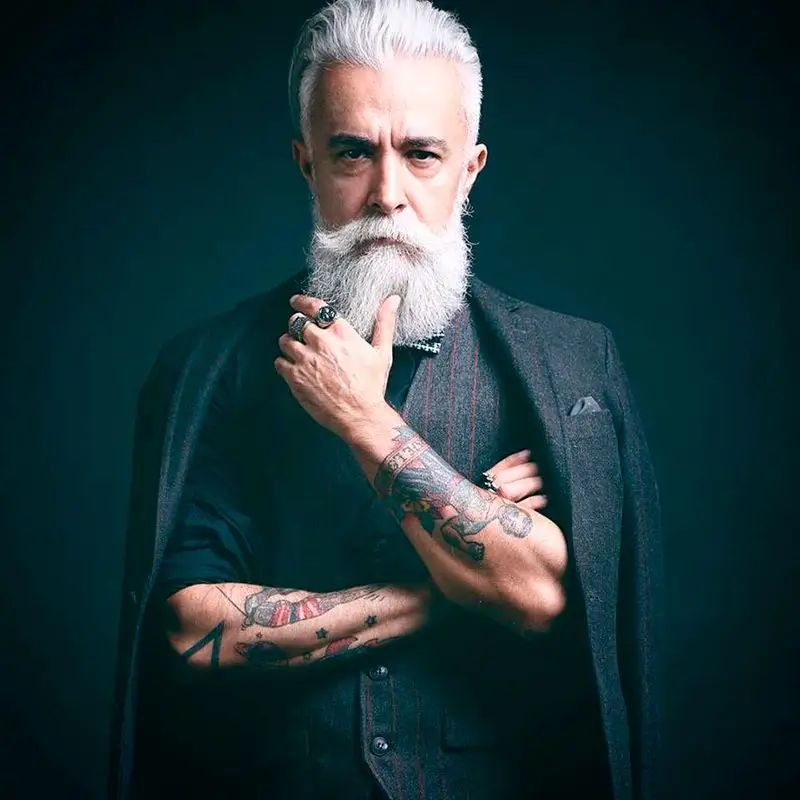 Homem estiloso com cabelo Branco