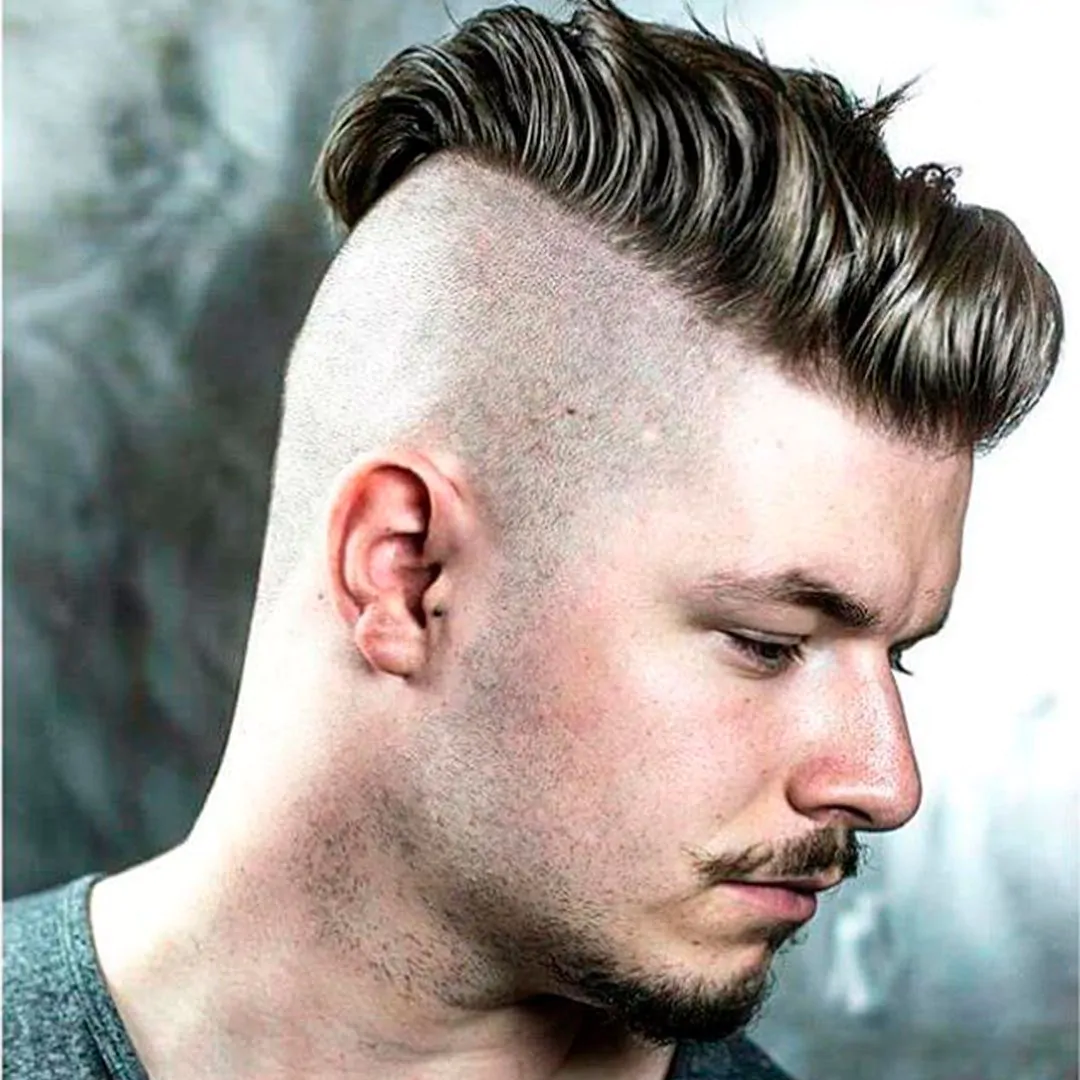 Undercut masculino clássico com lateral raspada rente e topo longo penteado para trás com volume