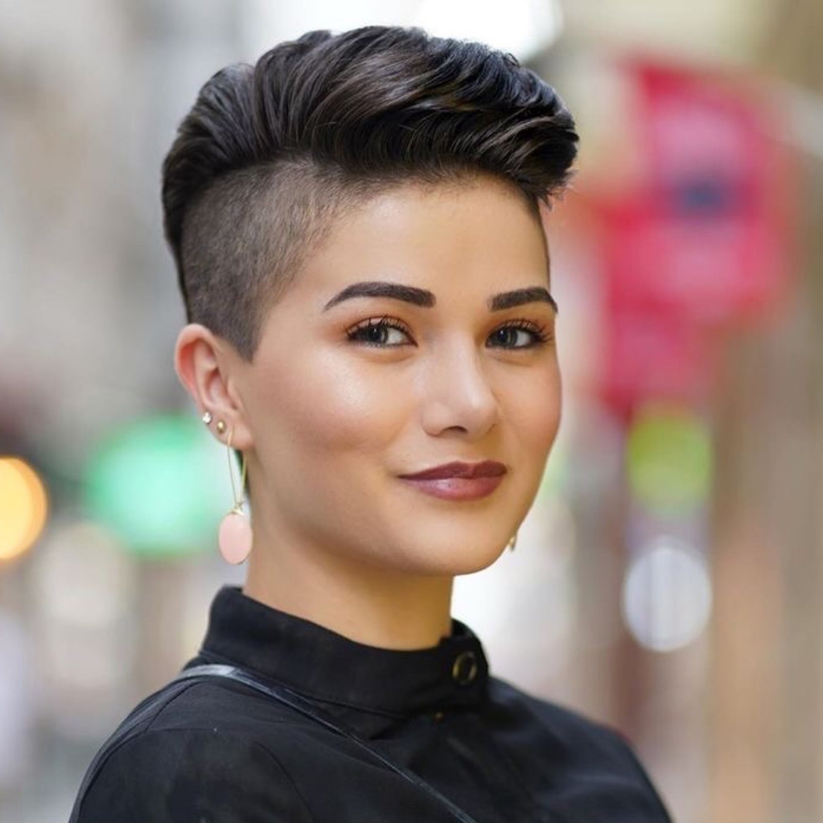 Undercut feminino curto com lateral raspada e topo escuro penteado para o lado
