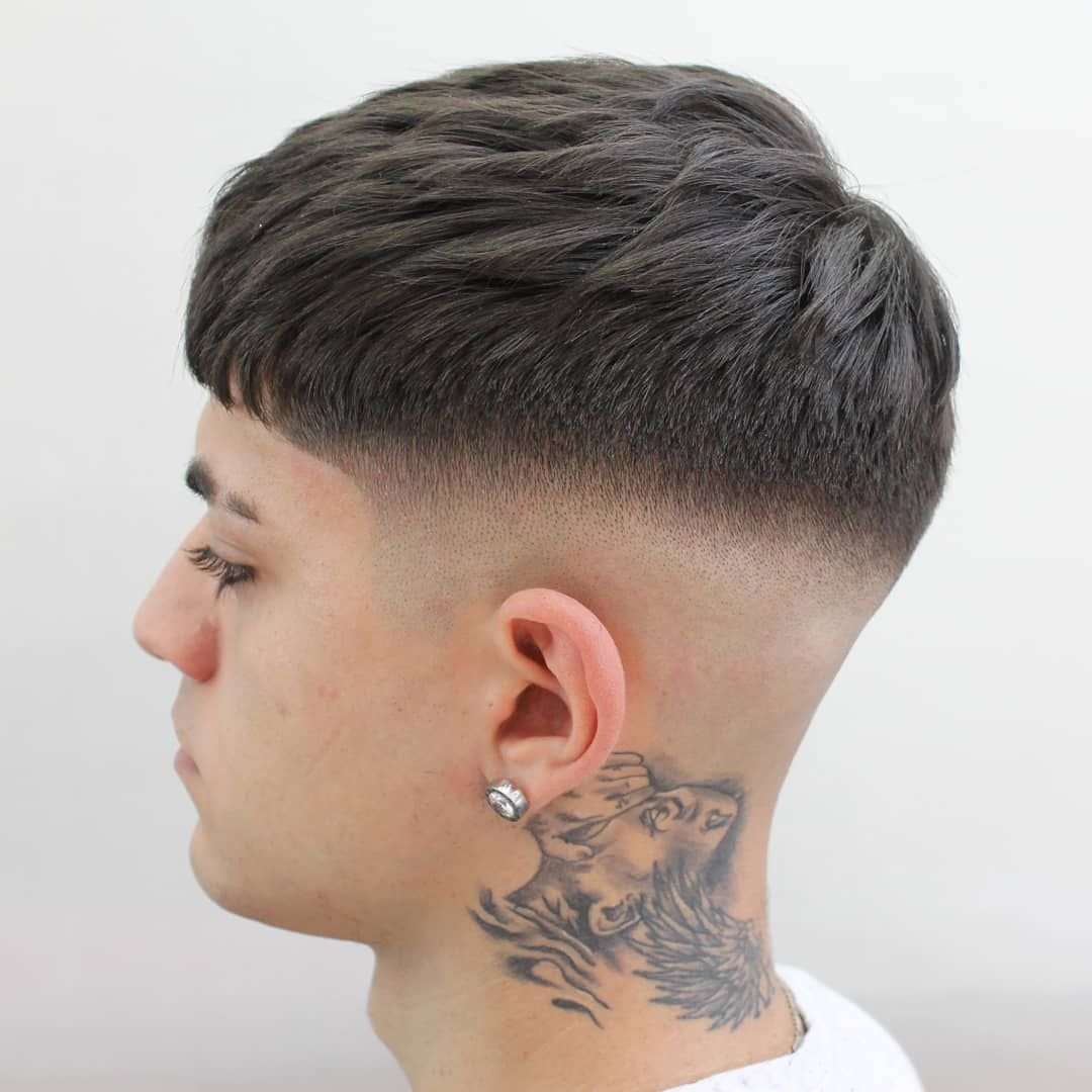 Corte americano com mid fade terminando na altura da têmpora e topo com franja curta texturizada