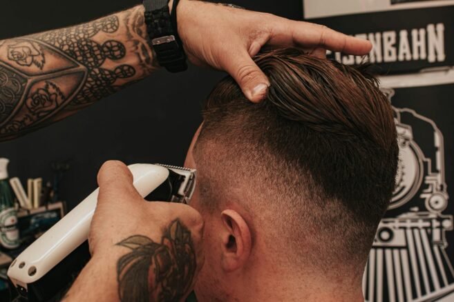 Barbearia em Manaus — barbeiro realizando corte de cabelo moderno