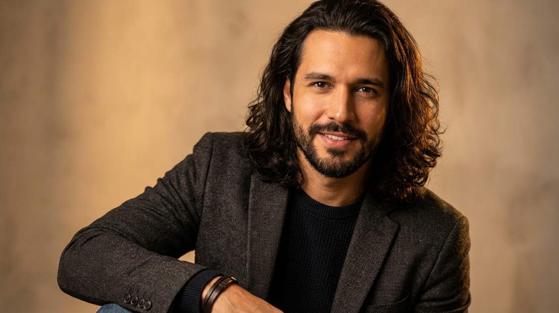 Versão de middle part masculino em cabelo médio com movimento natural