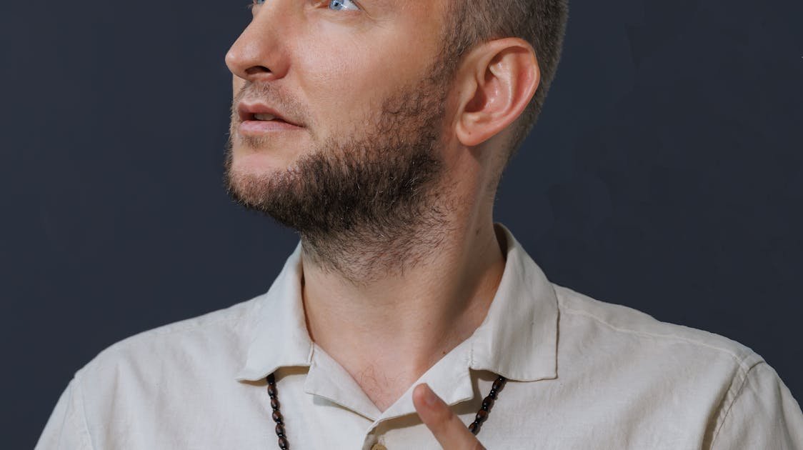 Homem careca com visual moderno e confiante