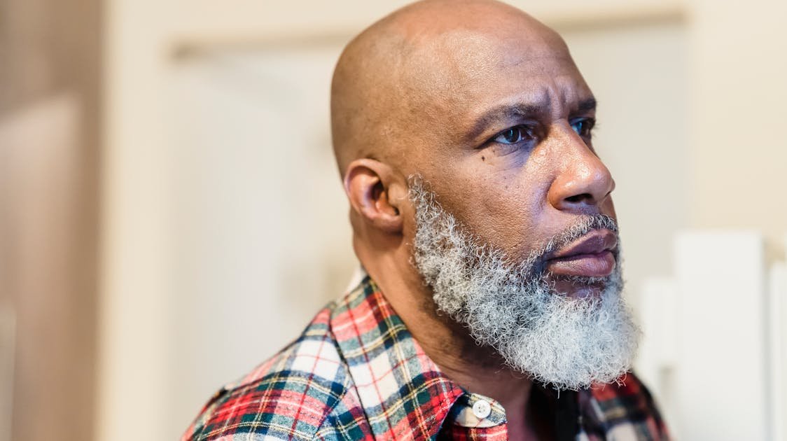 Homem careca com barba mostrando estilo e confiança