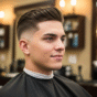Homem jovem com corte de cabelo masculino curto com fade em barbearia