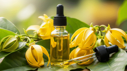 Óleo essencial de ylang-ylang — flores e frasco