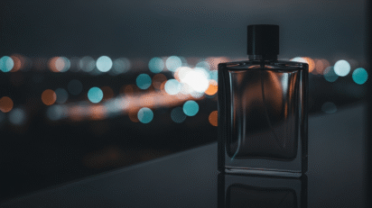 Perfume masculino para noite — frasco elegante com atmosfera noturna