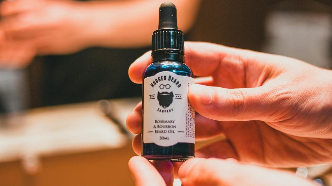 Frasco de produto de grooming usado na preparação da barba antes do calor