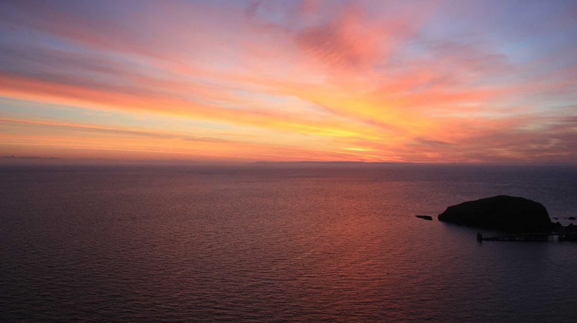 Barbeiro ajustando franja texturizada masculina