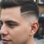 Corte com risco masculino em barbearia contemporânea