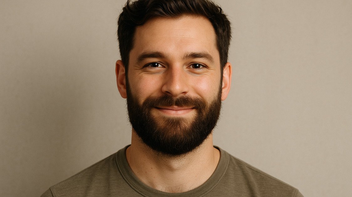 Homem com barba mais preenchida após rotina consistente