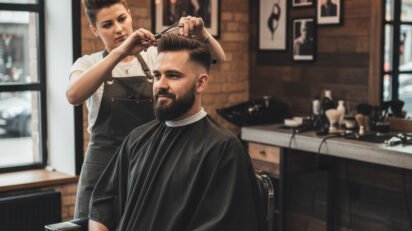 High fade masculino com topo texturizado em barbearia moderna