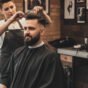 High fade masculino com topo texturizado em barbearia moderna