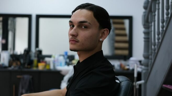 Ivy League masculino, retrato editorial em barbearia premium