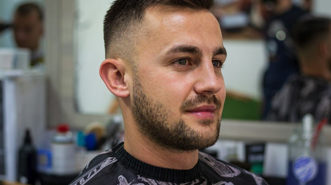 Detalhe lateral do corte Ivy League masculino