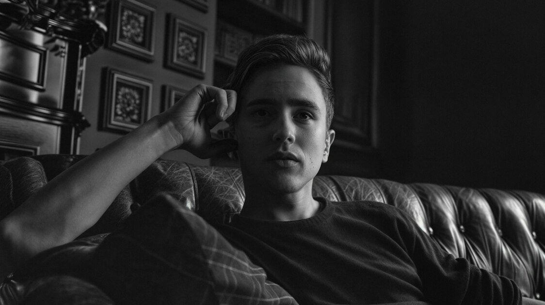 Homem elegante com corte Ivy League masculino em ambiente sofisticado