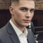 Undercut masculino clássico com fade suave