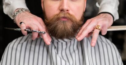 Barba alinhada curta em barbearia premium