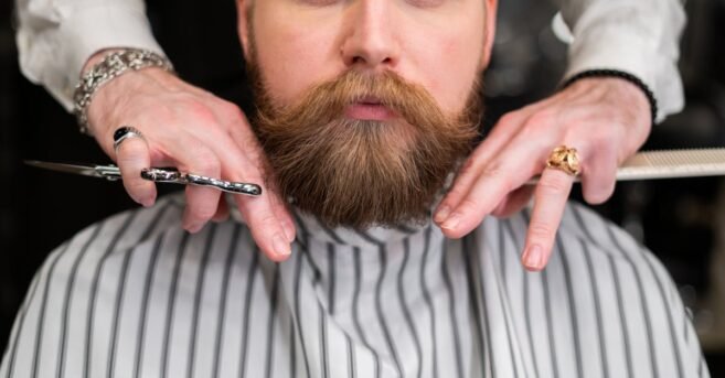 Barba alinhada curta em barbearia premium