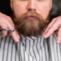Barba alinhada curta em barbearia premium