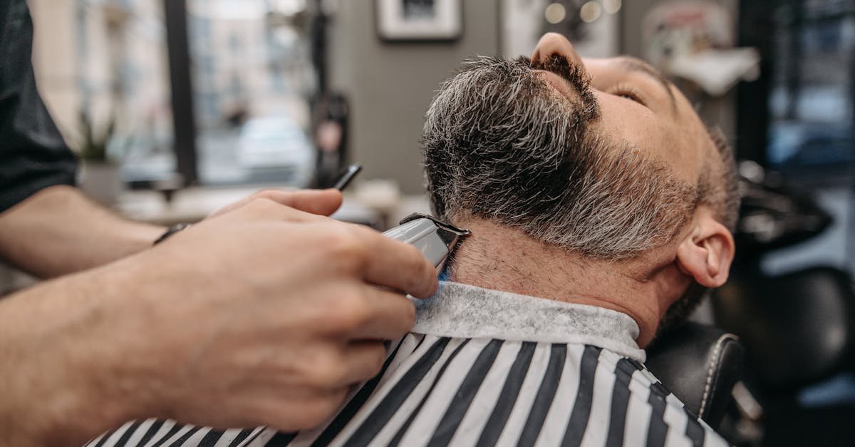 Close lateral de barba curta alinhada e bem cuidada